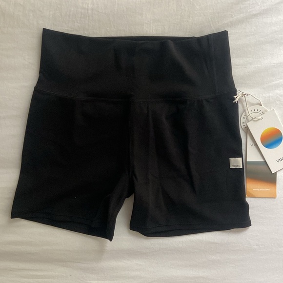 🆕Vuori All The Feels Short in Black • Brand New Tags Attached! - Picture 2 of 4